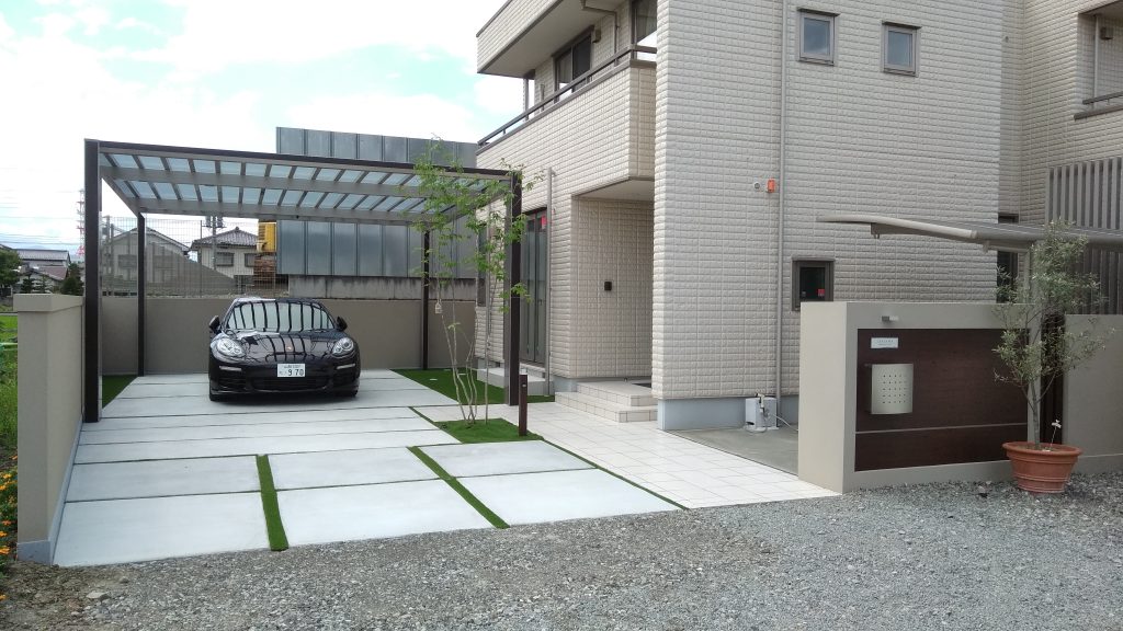 山梨県甲府市の外構施工例｜アイガーデン｜モダンエントランスとカースペースの融合